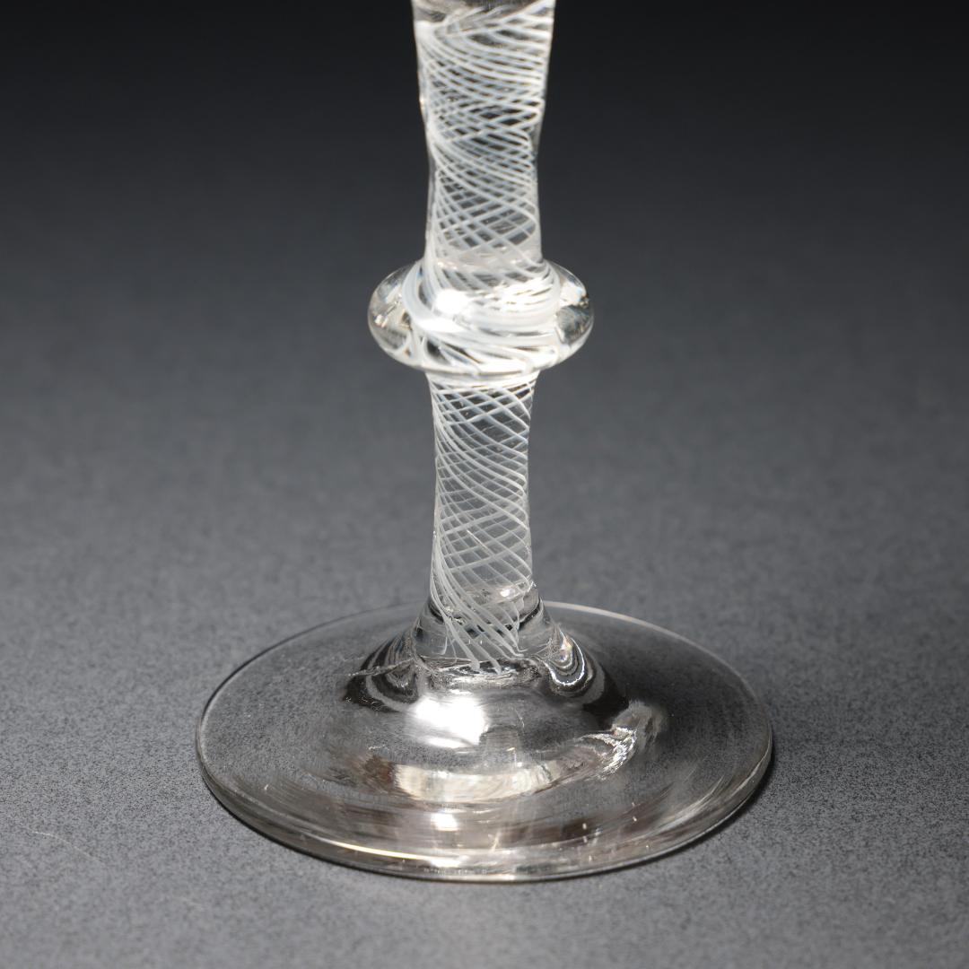 アンティークグラス オペーク（乳白色）ツイストステム ゴブレット