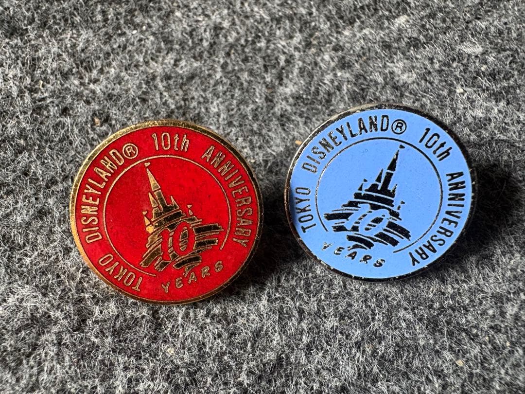 東京ディズニーランド 10周年 ピンバッジ 赤青 - メルカリ