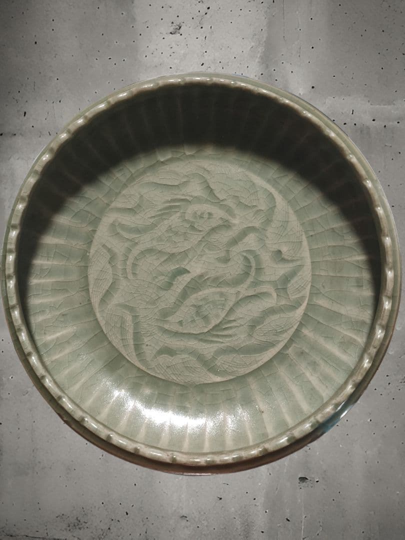 中国美術　青磁双魚紋皿　陰刻　時代物骨董　アンティーク　明　清