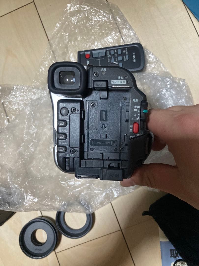 SONY 2.5型液晶モニター搭載Hi-8ビデオカメラ CCD-TRV126