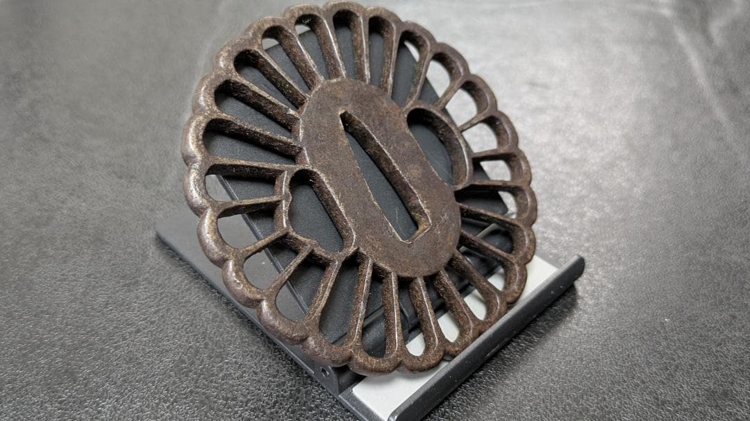 岩*ん様 無銘：菊花透かし 鉄鍔