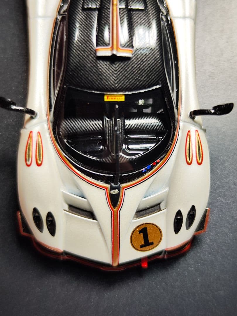LCDモデル 1/64 PAGANI HUAYRA R