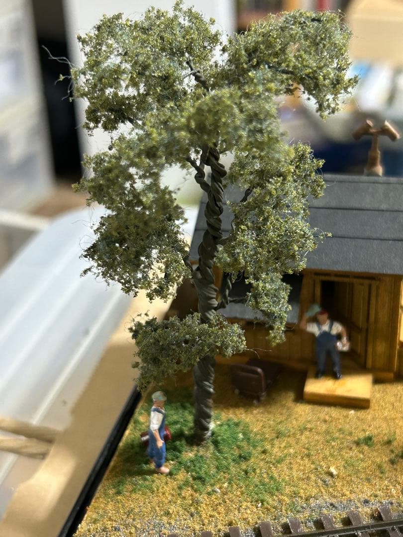 食*ン様 機関庫のある風景〜HOナロー 鉄道模型 展示台 ジオラマ