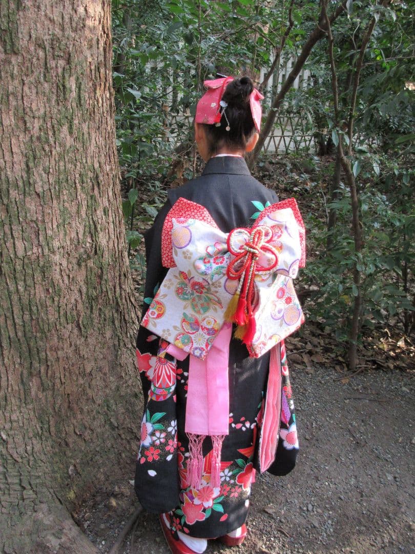 ぽ*す様 七五三 伝統的な着物 黒と赤の花柄　7歳