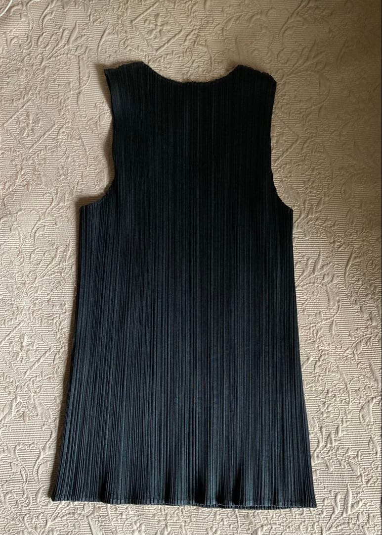 PLEATS PLEASE イッセイミヤケ　タンクトップ/ベスト(黒、サイズ３)