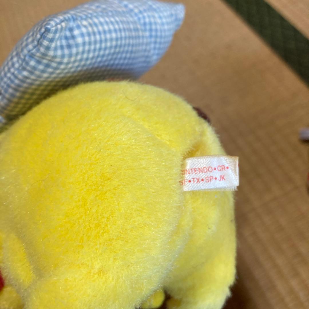 ピカチュウ ぬいぐるみ チェック柄枕付き　TOMY