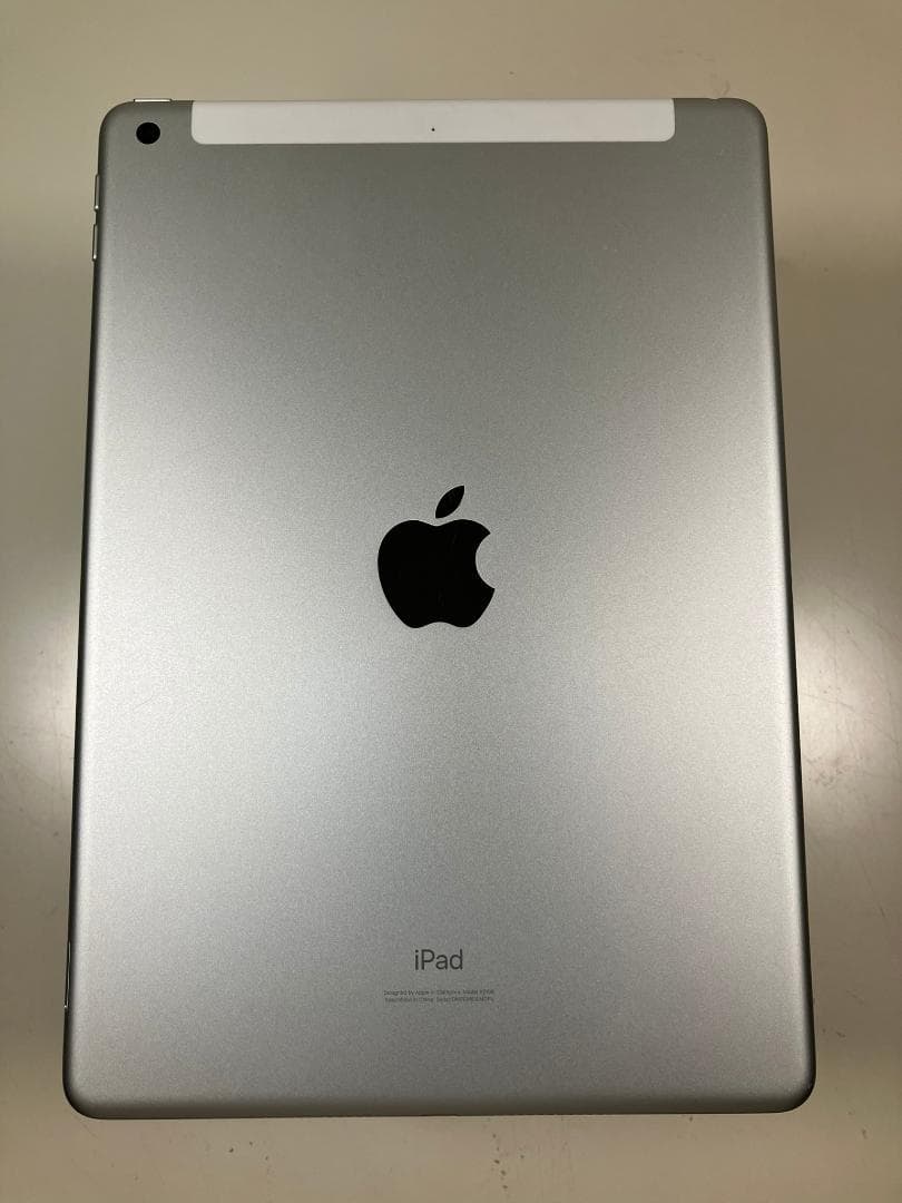 iPad 7世代 32GB シルバー セルラー カバーガラス付