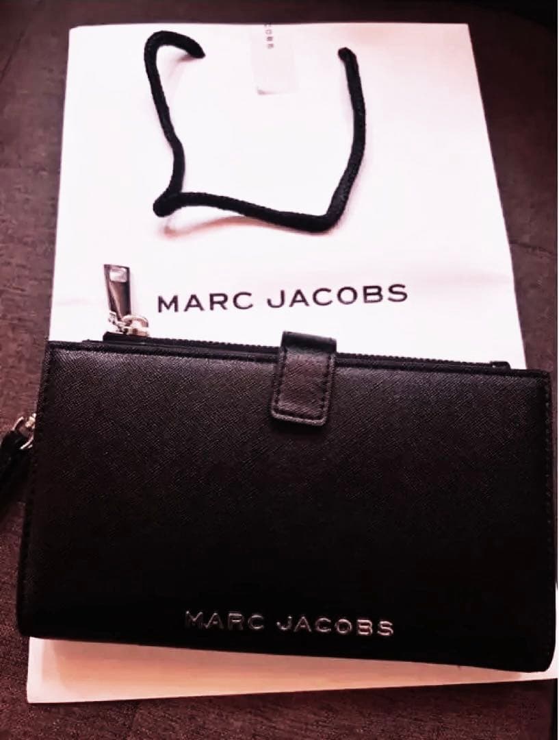 即購入可✰【新品】MARC JACOBS 二つ折り財布 黒フォンリストレット