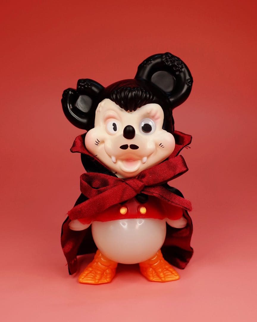 ミナド・ドラキュラ　吸血鬼　ヴァンパイア　ポップカルチャー　フィギュア　ソフビ