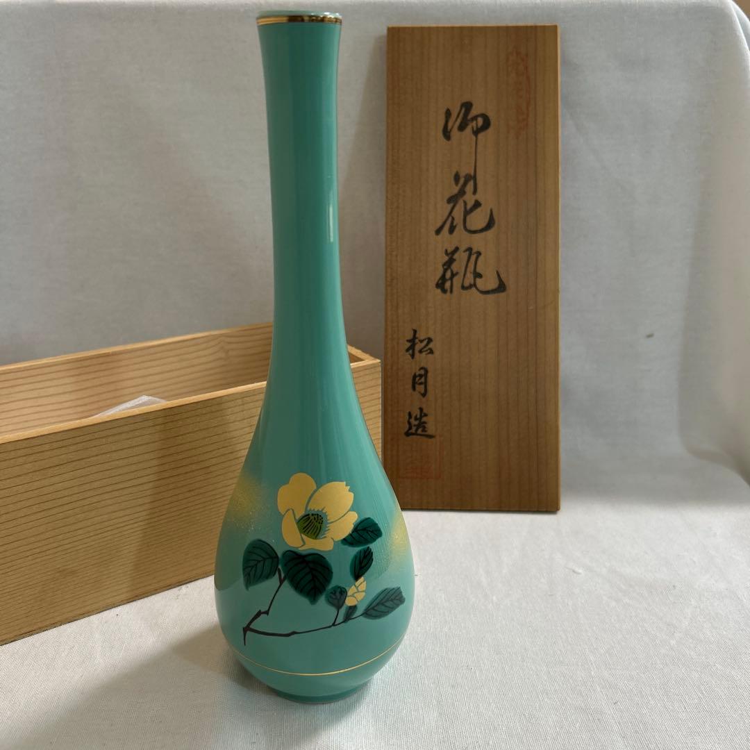 青緑色の花柄陶器花瓶