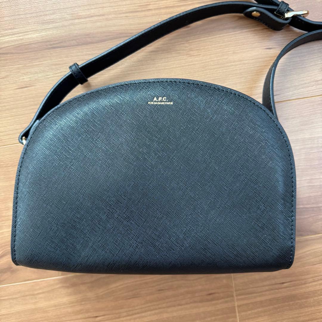 【美品】A.P.C. ハーフムーンバッグ　ブラック