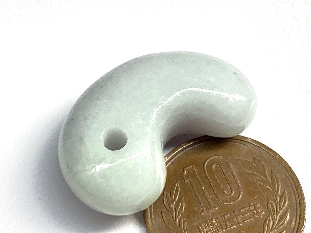 ✳白から秘めたラベンダー色へ‼️本物 糸魚川翡翠硬玉ジェダイト お守りに