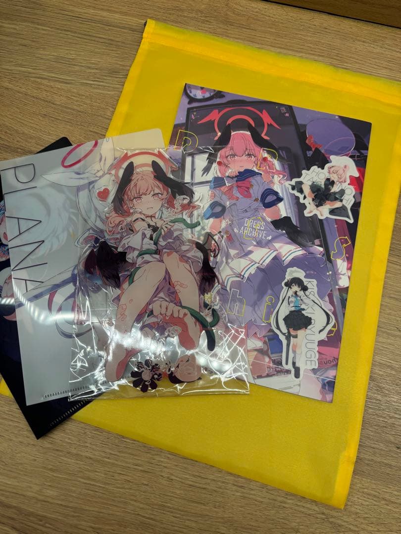 HUNTER × HUNTER 描き下ろし スーツ 戦闘後 ゴン ラメ 缶バッジ