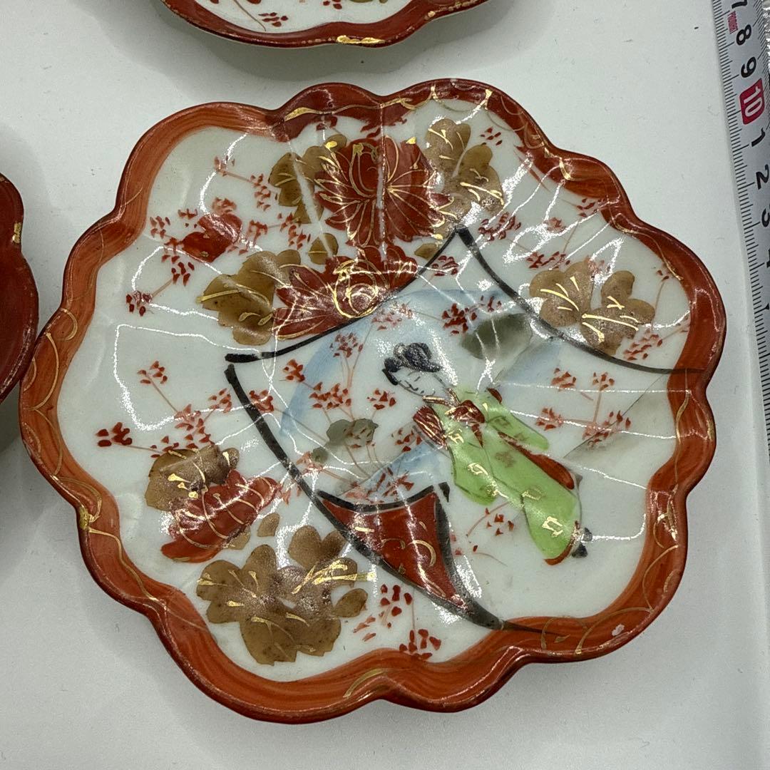 赤絵古い皿 時代物 色絵付 小皿 花 銘 田代 赤絵 人物 歪み 江戸 明治
