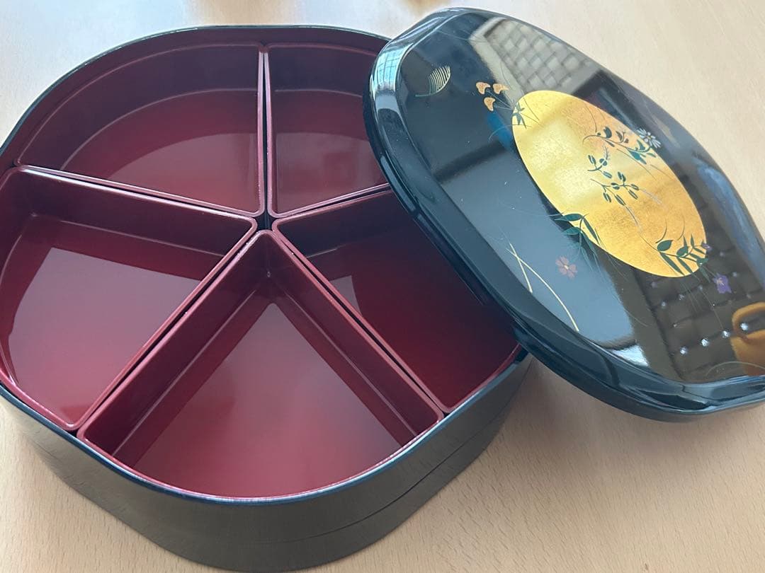 値下げ！！　八角形の二段重箱 黒地 金色装飾