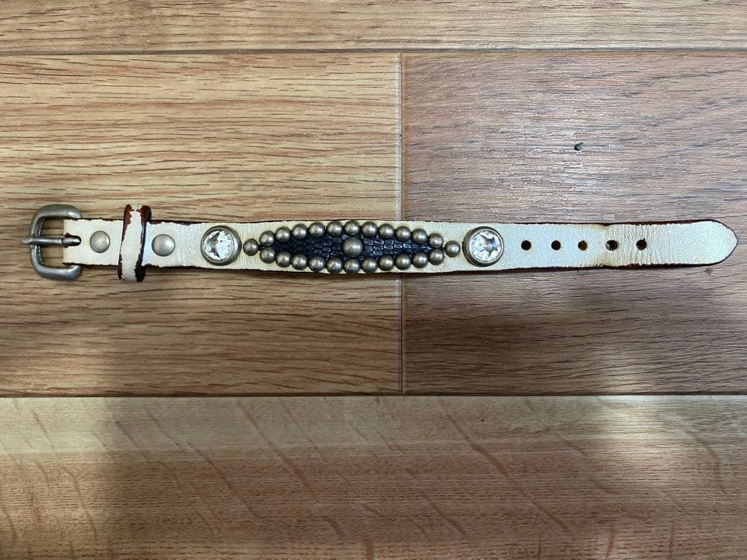 WOLF'S HEADスタッズレザーブレス 白 /藤井フミヤ 木村拓哉 バングル