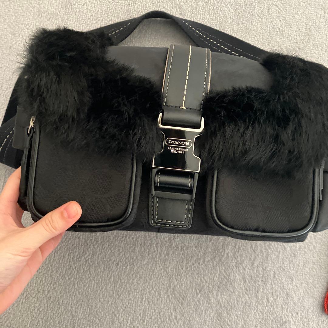 保存袋付✨コーチ　ファー　カメラバッグ　シグネチャー　黒　ショルダーバッグ
