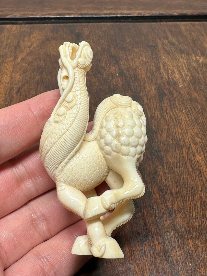 キリン麒麟 緒締 根付 提げ物 牙彫 天然材質 置物 骨董古美術 ね