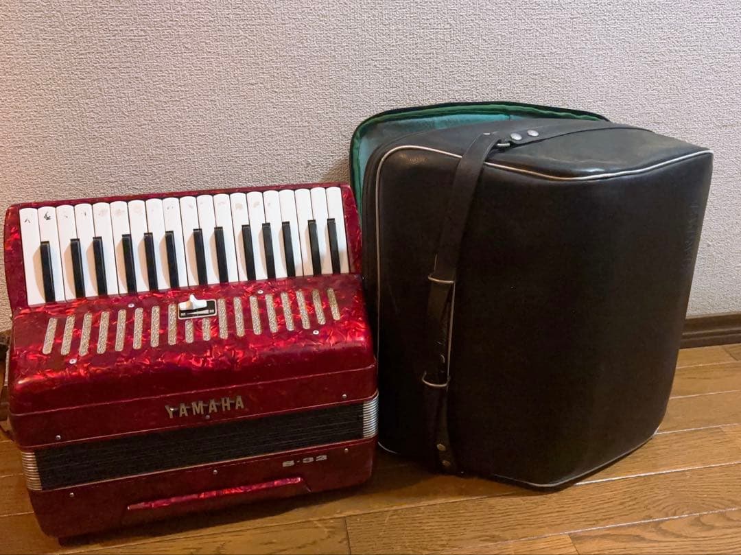 YAMAHA ヤマハ アコーディオン 赤 ケース付き - メルカリ