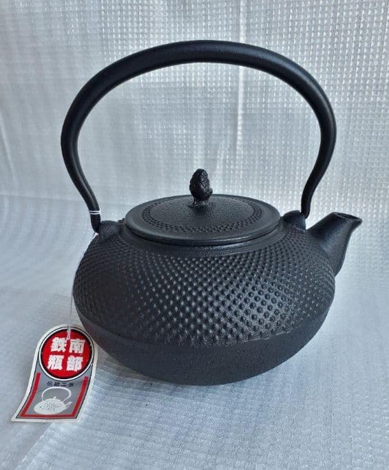 ディスカウント 南部鉄瓶 鉄器 鋳吉 算玉アラレやかん 1.5L 新品