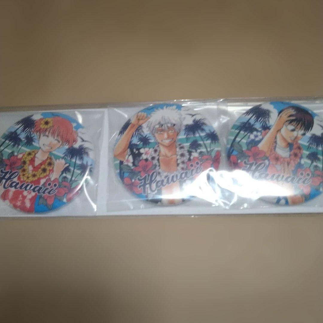 銀魂　大銀魂展　缶バッジ　万事屋ver.　ハワイ　3種セット　新品 銀魂 大銀魂展 缶バッジ 万事屋ver. ハワイ 3種セット 新品 - メルカリ