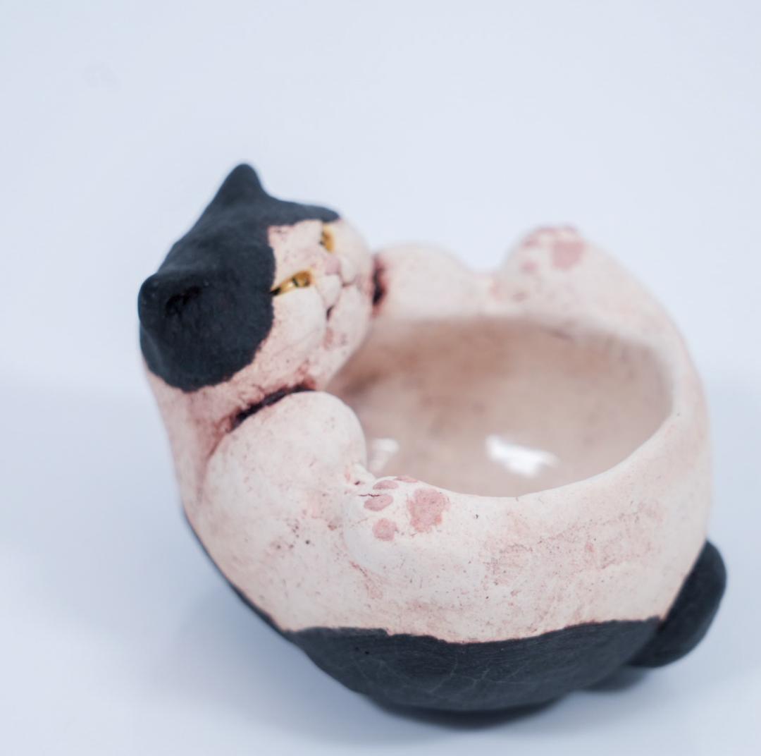 白亜器★猫口（にょこ）ハチワレ猫　ぐい吞み／小鉢★作家物・一点物・希少