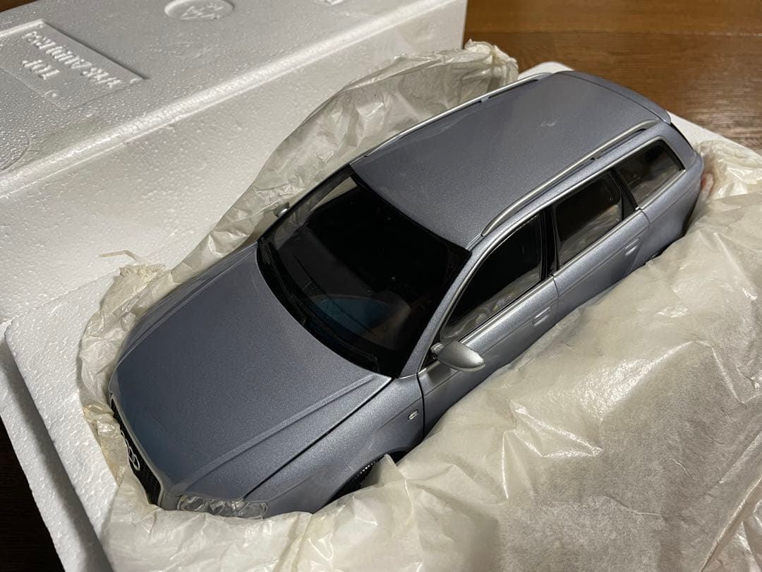 アウディ純正 RS4アバント B7型シルバー 1/18 アウディ純正 RS4
