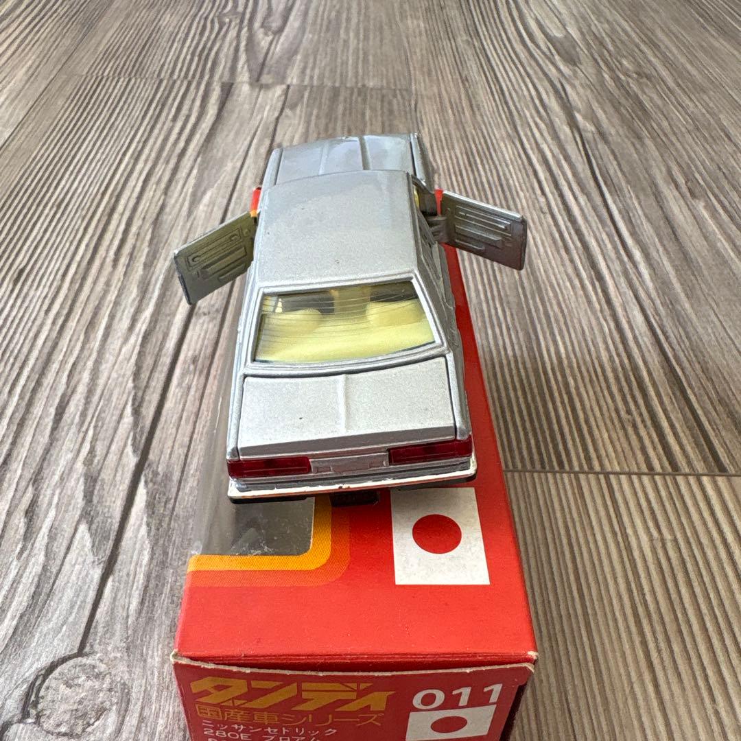 トミカ DANDY ニッサンセドリック 011