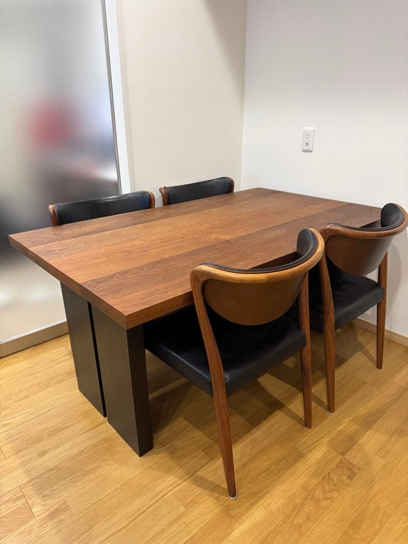 ダイニングテーブルと椅子4脚セット(Ritzwell QX Table)