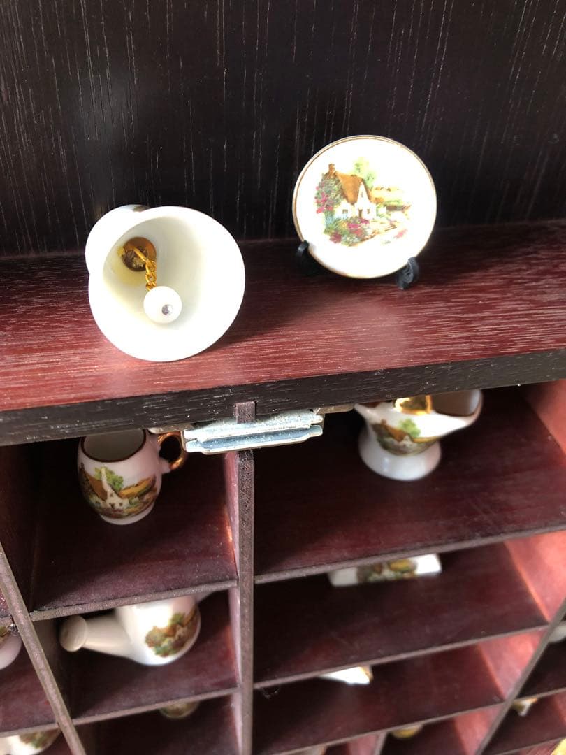 ミニチュアコレクション木製ケース付き、陶器セット 壁掛け、置き