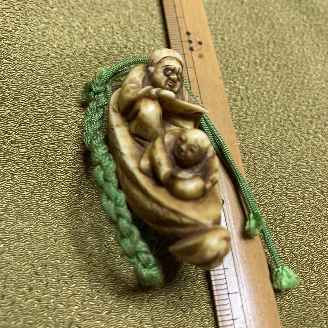 極上　根付　天然素材　和彫　置物　骨董　飾り物　古美術細密細工5.2×2.2cm