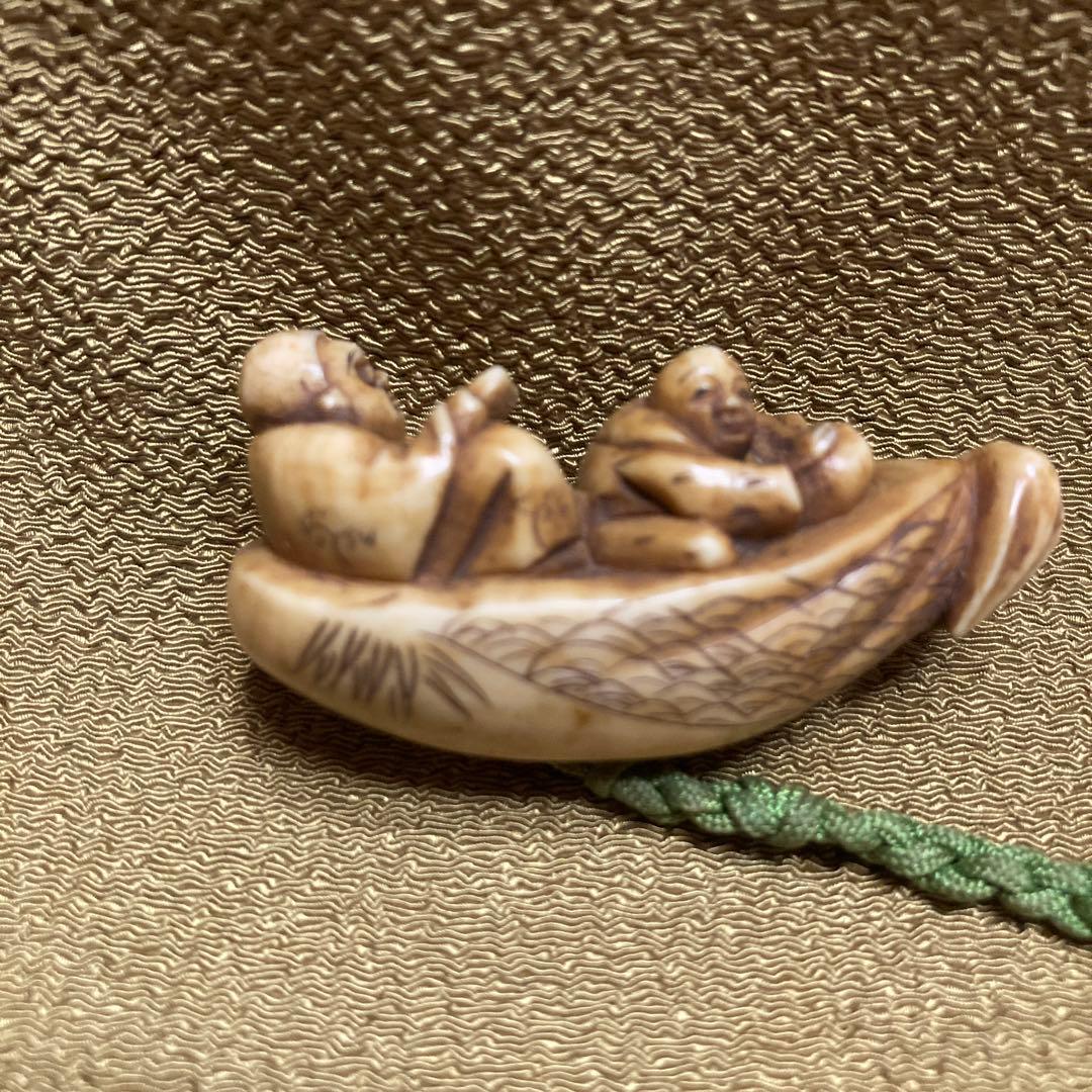 極上　根付　天然素材　和彫　置物　骨董　飾り物　古美術細密細工5.2×2.2cm