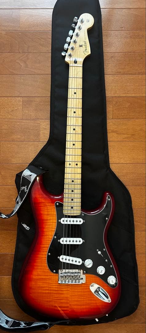 ほぼ新品フェンダーFender Stratocaster CherryBurst Fender Player Stratocaster Plus Top Aged Cherry Burst Maple (638