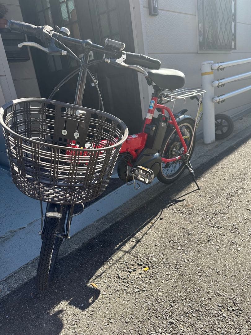 赤い電動アシスト自転車 前部バスケット付き