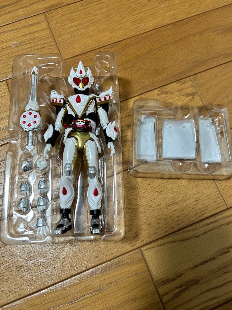 S.Hフィギュアーツ 仮面ライダーガヴ ケーキングフォーム ※手パーツ欠品あり