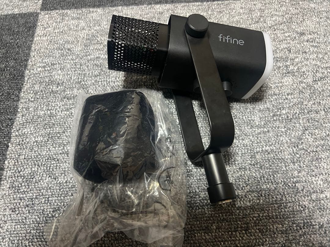 fifine コンデンサーマイクAM8アームセット、オーディオインターフェース付