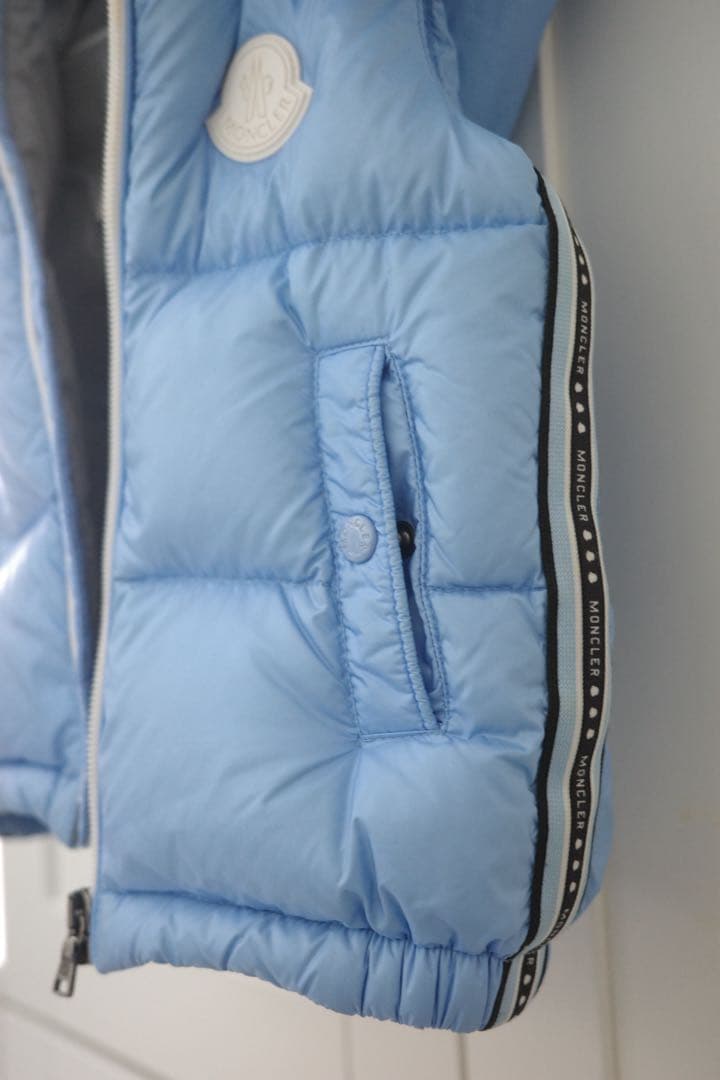 MONCLER 水色 ダウンベスト フード付き