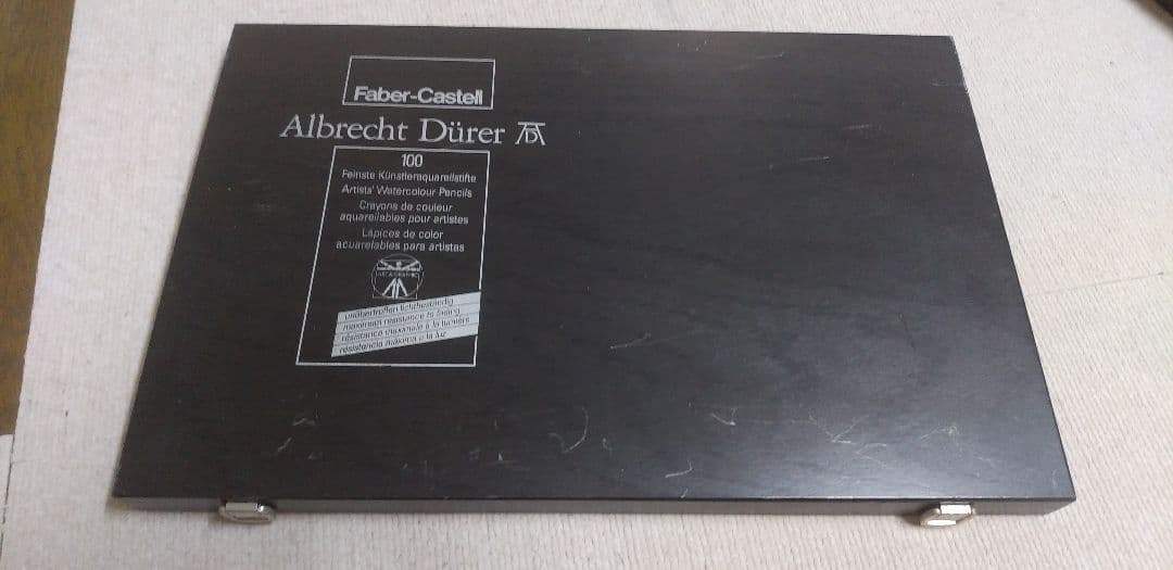 アルブレヒト・デューラーのファーバーカステルの木箱入り100色