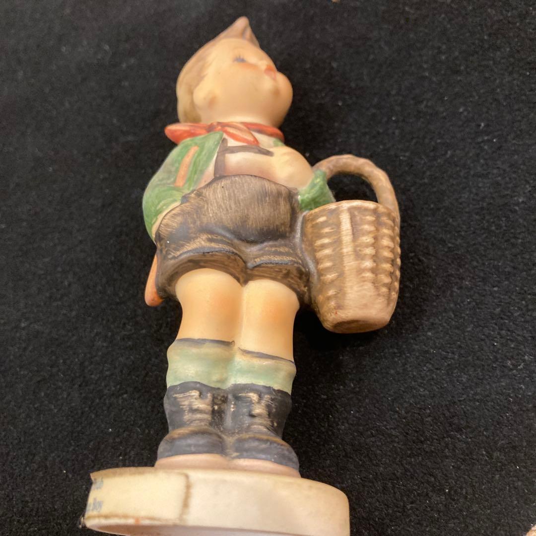 陶器製少年フィギュア バスケット付き Goebel