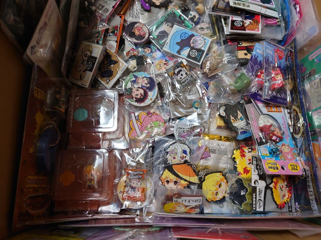 アニメ、キャラクターグッズ約1000点まとめ売り（缶バッジ、アクスタなど）大量