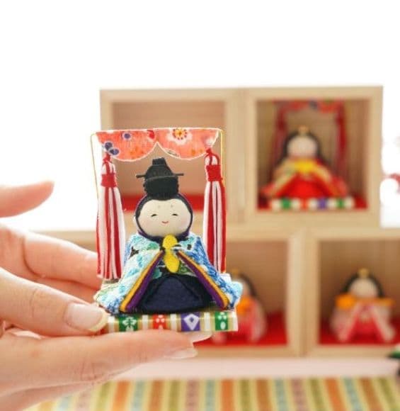 送料無料 ￥24200➡️￥19840 好みに重ねて楽しむ 桐箱入り雛飾りセット