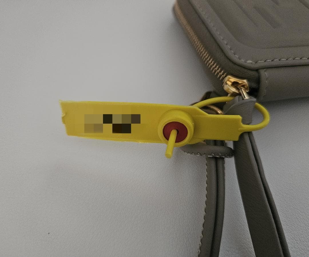 FENDI フェンディ FFキューブ ケース ストラップ付