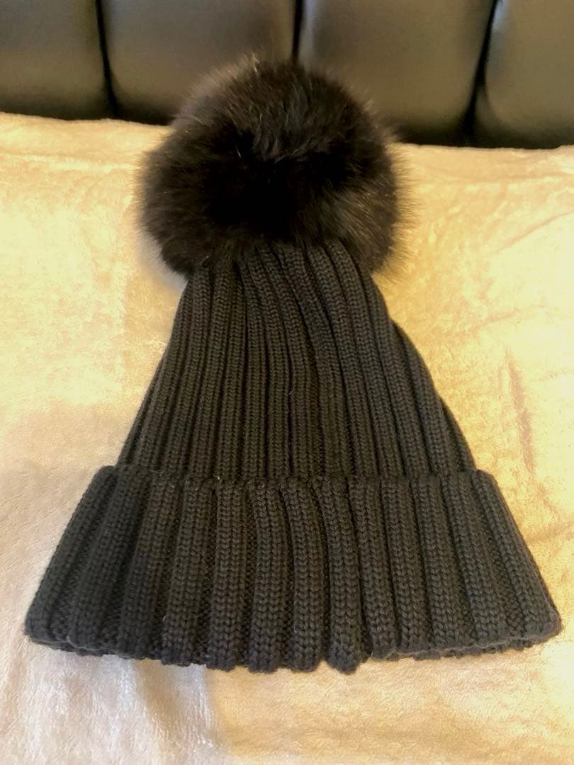 モンクレールブラック ニット帽 ファー付き