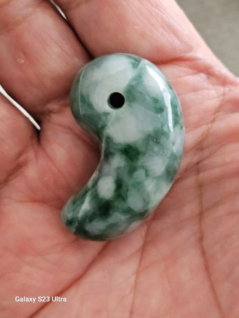 糸魚川翡翠　勾玉　４６mm　伝統工芸士作品