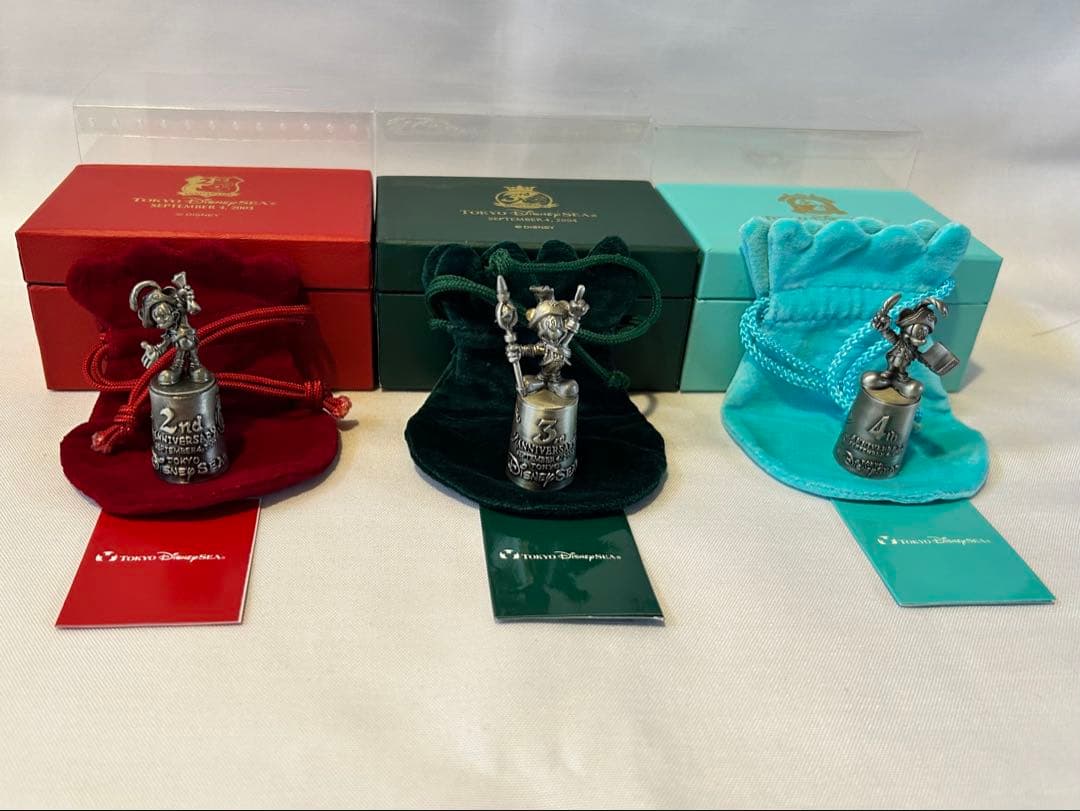 デズニーシー.シンプル。<2周年、3周年、4周年> 三点セット 4月2日の記念日に合わせ、ディズニーストアでチップ＆デールグッズを展開