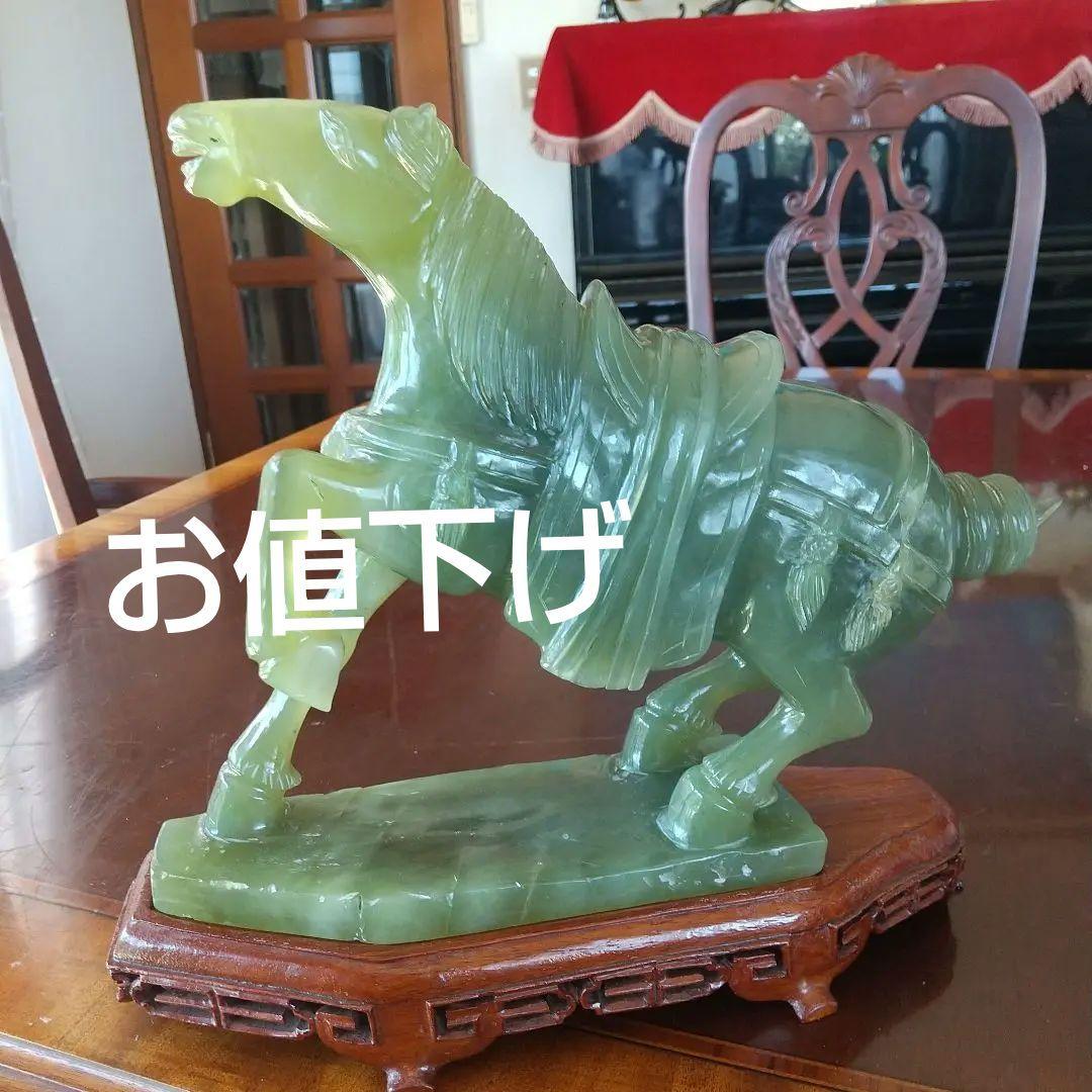 翡翠製馬の彫刻 木製台座付き 高さ約25cm