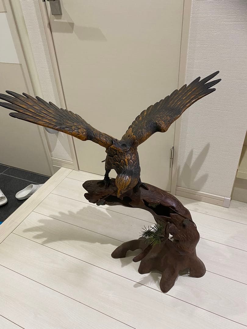 飛翔する鷲の樹脂製彫刻 約30cm