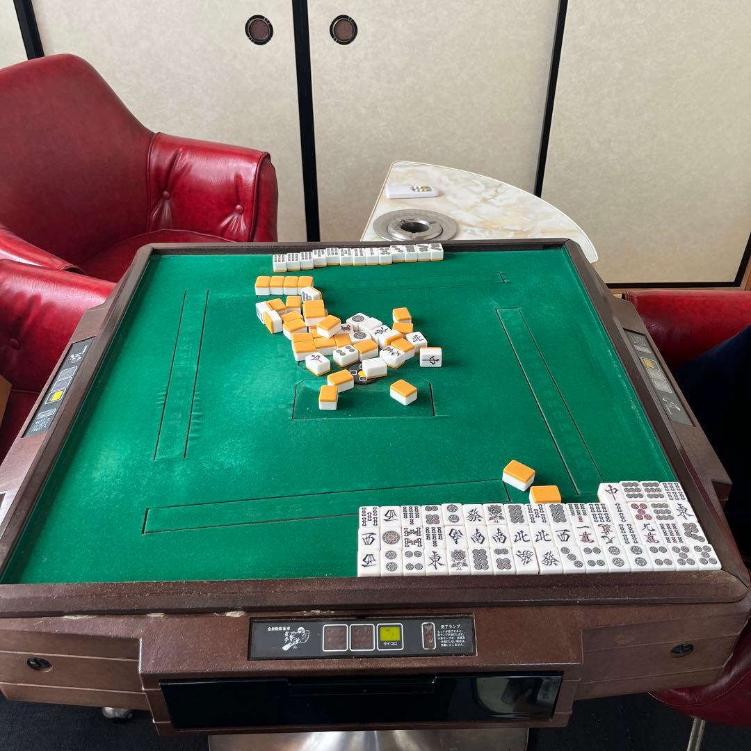 麻雀卓と赤い椅子、灰皿台のセット