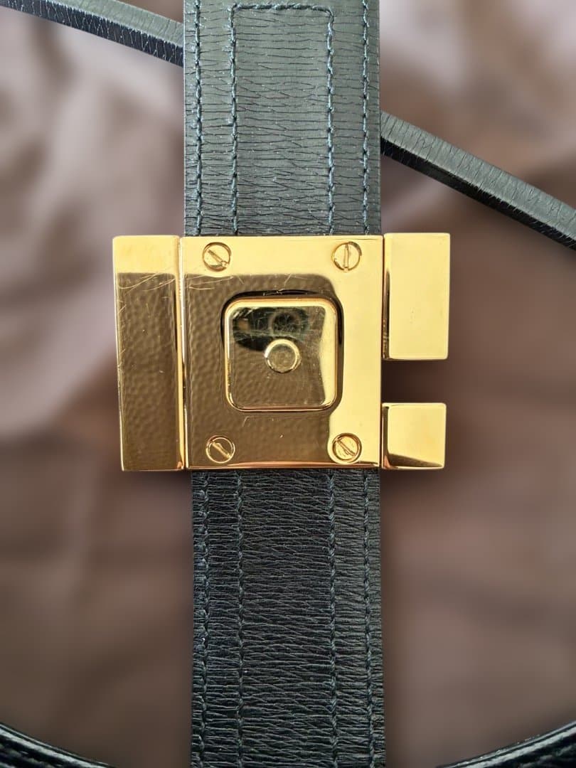 グッチショルダーバッグ　Gロゴ