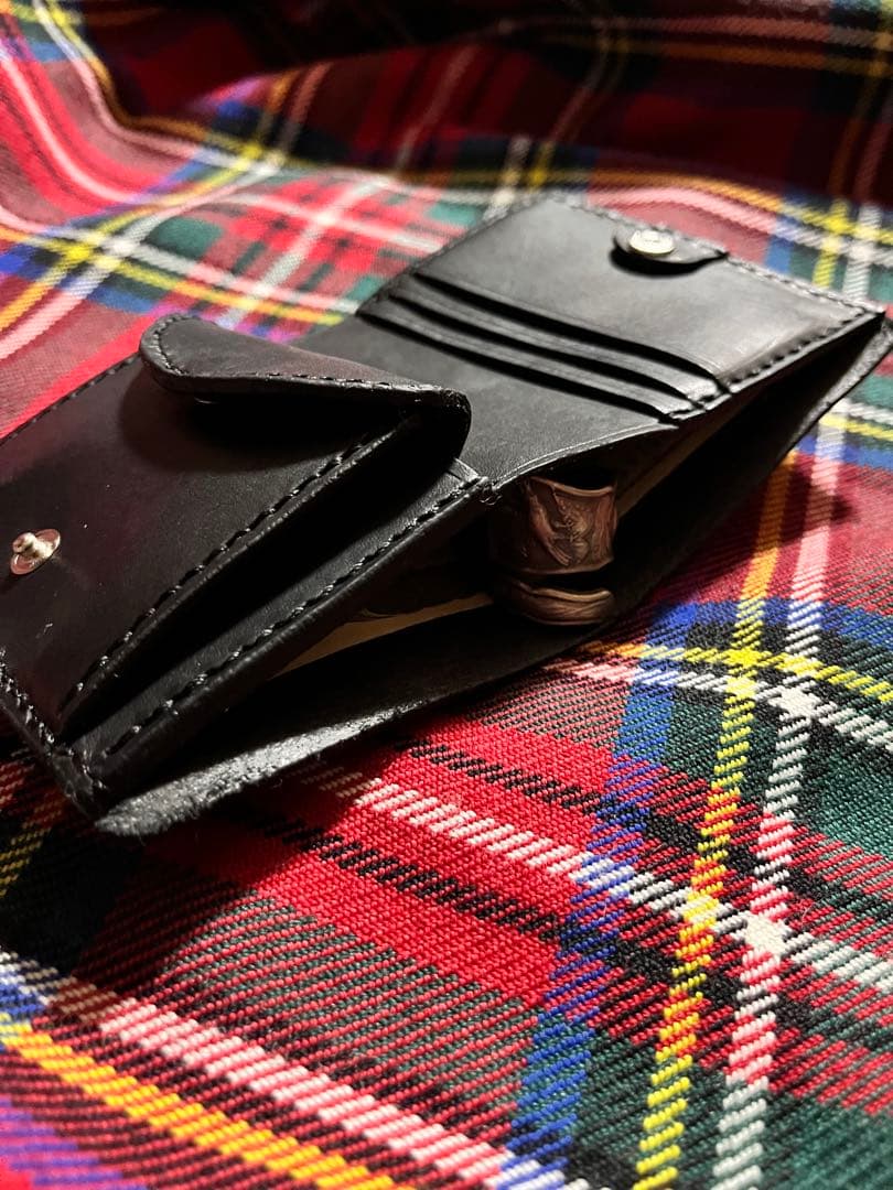 コンパクトウォレット レザー　キャットアイスタッズ